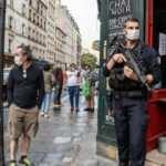 Paris'te korkutan devriye: Otomatik silahla nöbet