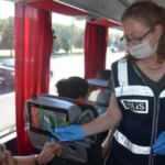 Uşak polisi, maske takanlara kırmızı gül dağıttı