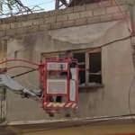 Evinde ölü bulunan adamın cesedi pencereden vinçle çıkarıldı