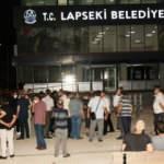 Belediye binasını kurşunladı, başkanı aradı