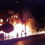 Yangın dehşeti: 6 daire 3 ara&ccedil; alevlere teslim oldu