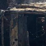 Burhaniye'de devrilerek yanan saman yüklü kamyonetin sürücüsü öldü