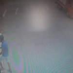 Camide çirkin görüntü! Önce minberin altından bir seccade aldı ve...