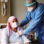 Fedakar doktor! Kendisi de hasta...