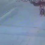 Kaldırımda oturan genç kıza otomobil çarptı