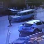 Korku dolu anlar kamerada! Müşteriye mermer taşıyordu ama...