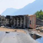 Kum yüklü TIR devrildi, sürücüsü hayatını kaybetti
