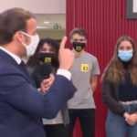 Macron'un maske ile yaptığı hareket büyük tepki çekti