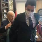 Yaşamını yitiren MHP'li vekilin oğluna cübbesini giydirdi