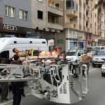 6 katlı binanın çatısında ayağından asılı kaldı