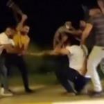 Araba çarptı onlar durmadı! Demirler sopalar ve yumruklar hava uçuştu