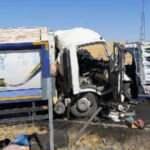 &Ccedil;&ouml;p kamyonuyla kamyonet &ccedil;arpıştı: 2 &ouml;l&uuml;, 2 yaralı