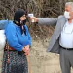 Elinde maske ve ateş ölçerle kapı kapı geziyor