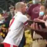 Ma&ccedil;ın ardından trib&uuml;ne &ccedil;ıkıp rakip taraftara saldırdı!