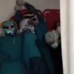 Acil servisi bastılar! Sağlık &ccedil;alışanları sedyeyle barikat kurdu