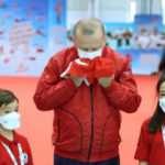 Cumhurbaşkanı Erdoğan Teknofest'te! Hepsini tek tek imzaladı...