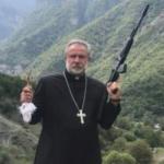 Ermenistan provokasyona devam ediyor: Silahlı papaz paylaşımı!