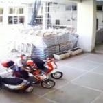 Maskeyi gözüne kadar çekip, elektrikli bisikleti böyle çaldı