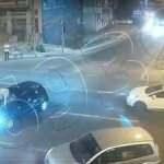 Trafikte önünü kesen kişiyi 2 kilometre otomobilin kaputunda taşıdı