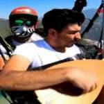 Yama&ccedil; paraş&uuml;t&uuml;yle u&ccedil;arken bağlamasıyla Neşet Ertaş'ın t&uuml;rk&uuml;s&uuml;n&uuml; s&ouml;yledi