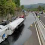 Zift yüklü tanker devrildi, Bolu Dağı ulaşıma kapandı