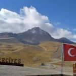 Erciyes'in zirvesine kar yağdı