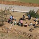 Uzaktan eğitimi, internetin çektiği ahır damında yapıyorlar