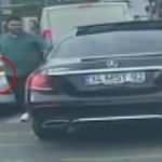 İstanbul'un göbeğinde pes dedirten görüntü! Elinde silahla aracından indi