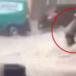 İzmir'de yağmur sularına kapılan kadın kamerada