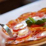 Sipariş ettiği pizzanın i&ccedil;inden jilet &ccedil;ıktı