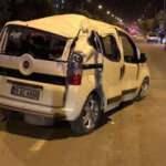 Ticari araç karşı şeride geçti otomobile çarptı: 4 yaralı