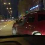 Avcılar'da, önünü kestiği sürücünün aracını yumrukladı; O anlar kamerada