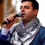 Elindeki Yasin Börü’nün kanını etrafa sıçratmak isteyen provokatör
