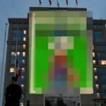 Macron'dan İslam'a çirkin saldırı: Devlet dairelerine yansıttılar