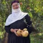 40 yıl &ouml;nce gelin geldiği k&ouml;ye muhtar oldu