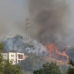 Hatay'da &ccedil;ıkan orman yangını yerleşim yerlerine sı&ccedil;radı