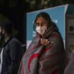 İzmir'de soğuk gece! Battaniyelerle ısınmaya çalıştılar