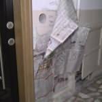 İstanbul'da tedirgin eden g&ouml;r&uuml;nt&uuml;: &Ccedil;atlakları gazeteyle kapatarak oturuyorlar