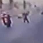 Korkun&ccedil; kaza anı kamerada! İşe yetişmek isteyen kadına motosiklet &ccedil;arptı