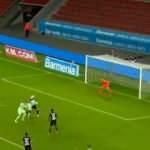 Lazaro'dan sahalarda ender g&ouml;r&uuml;len bir gol