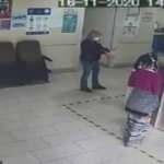 2 kadın hırsız sağlık &ccedil;alışanının telefonunu &ccedil;aldı