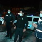Eksi 10 derecede görev başındaki polislere vatandaşlar çay ikram etti