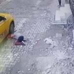 Esenyurt'ta feci kaza; sokakta oynayan 4 yaşındaki &ccedil;ocuk taksinin altında kaldı