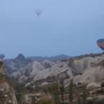 Kapadokya'da 'sis denizi' içinde rengarenk balon şovu