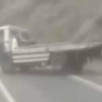 Kaza göre göre geldi! TEM'de çekici dehşeti kamerada