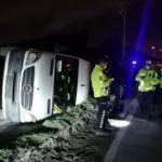 Kocaeli’de işçileri taşıyan servis minibüsü devrildi