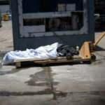 Dünyayı şoke eden görüntü! Koronadan ölenleri böyle çıkardılar!