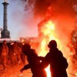 Paris sokaklarında meydan savaşı: Polisten göstericilere şiddet
