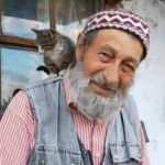 Sahipsiz kedilerin g&ouml;n&uuml;ll&uuml; bakıcısı!