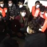 Tekneleri su alan 19 d&uuml;zensiz g&ouml;&ccedil;men yakalandı